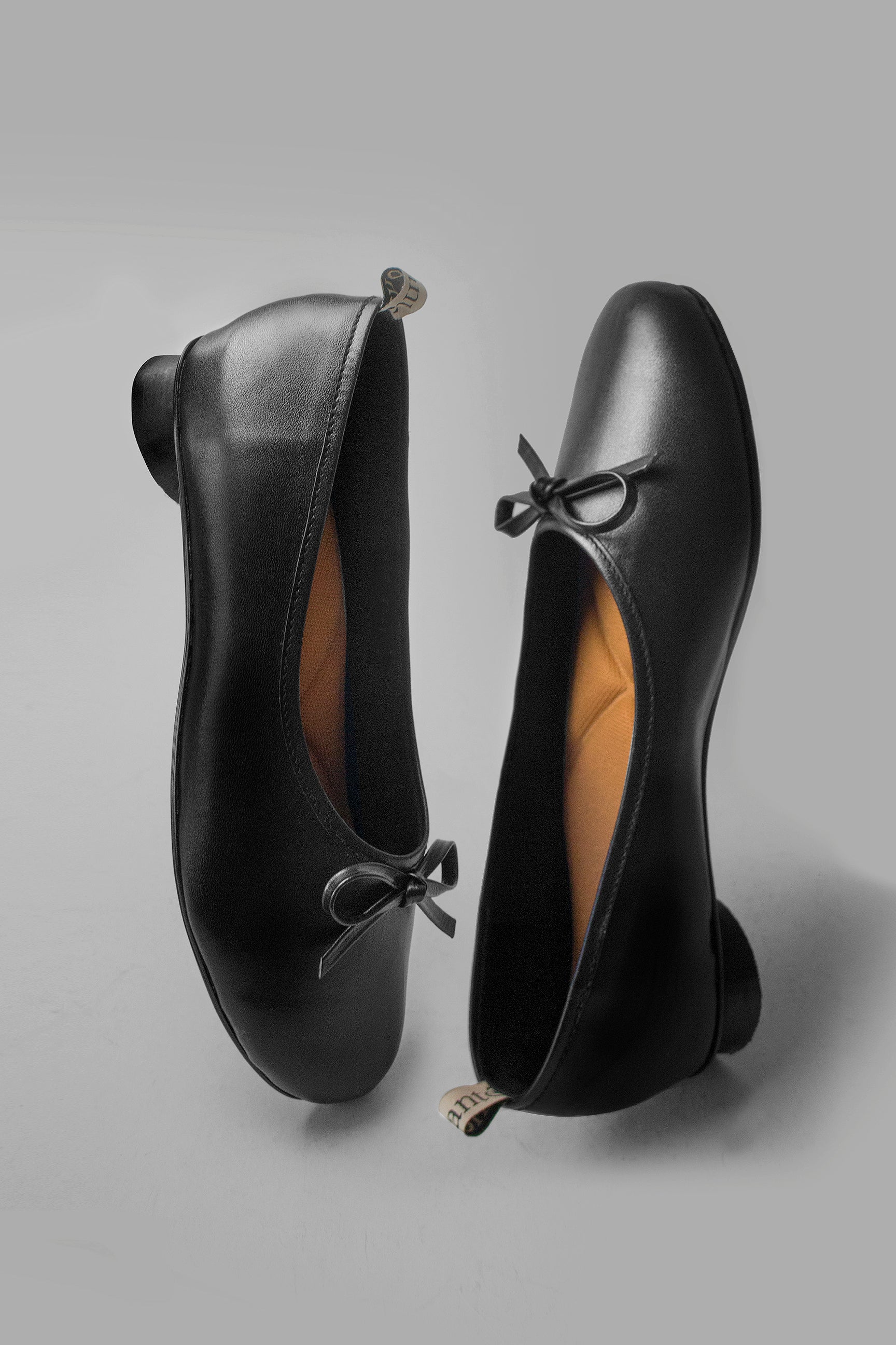 andanté The Bow Flat in Black - Main Image